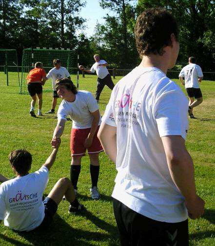 GRÄTSCHE GEGEN RECHTSAUSSEN – Der Background –